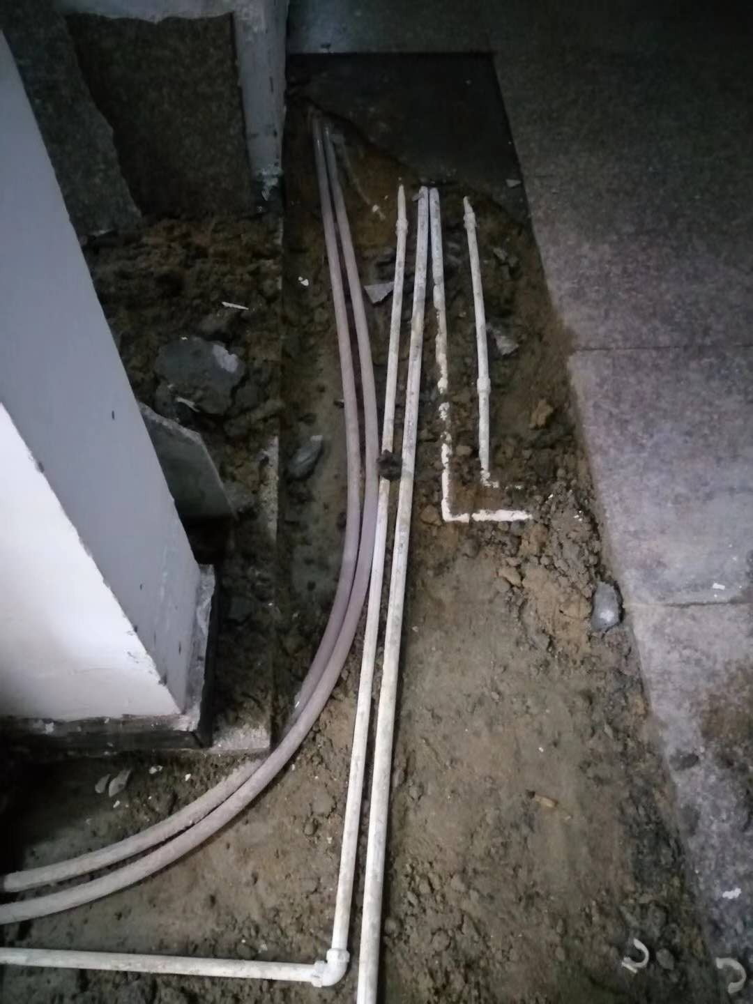 建水漏水，切勿盲目乱刨乱砸