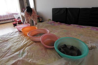 建水楼上漏水，住户失联，小区没物管，业主维权难！律师来支招……